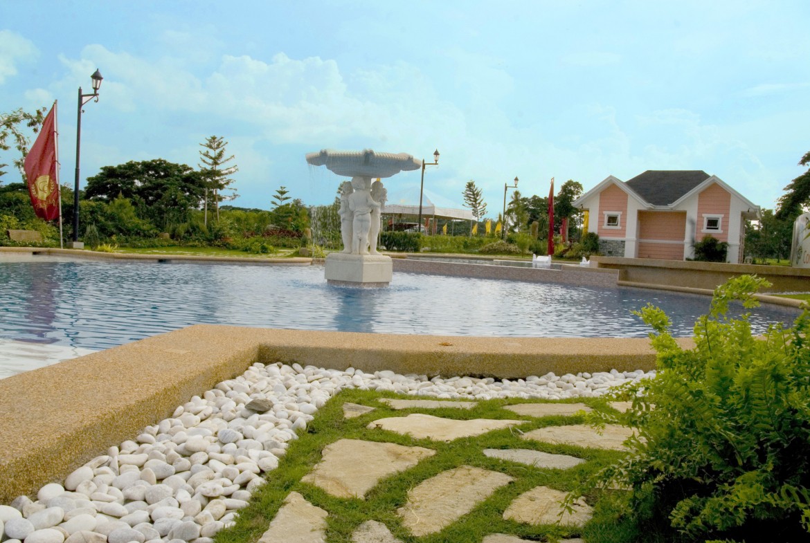 Luxury swimming pool within the world-class clubhouse of Georgia club