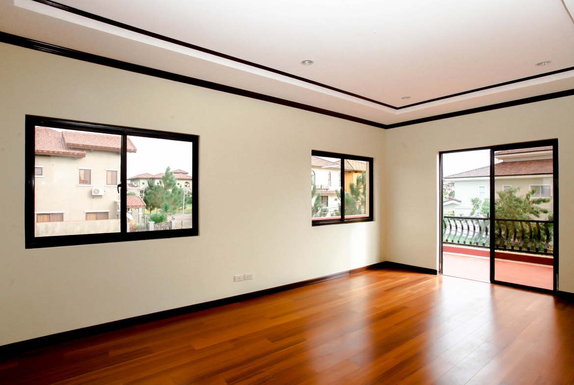 Spacious bedroom of Pietro luxury home