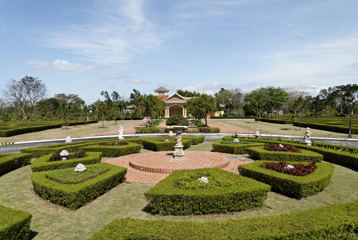 World-class lanscape within Promenade