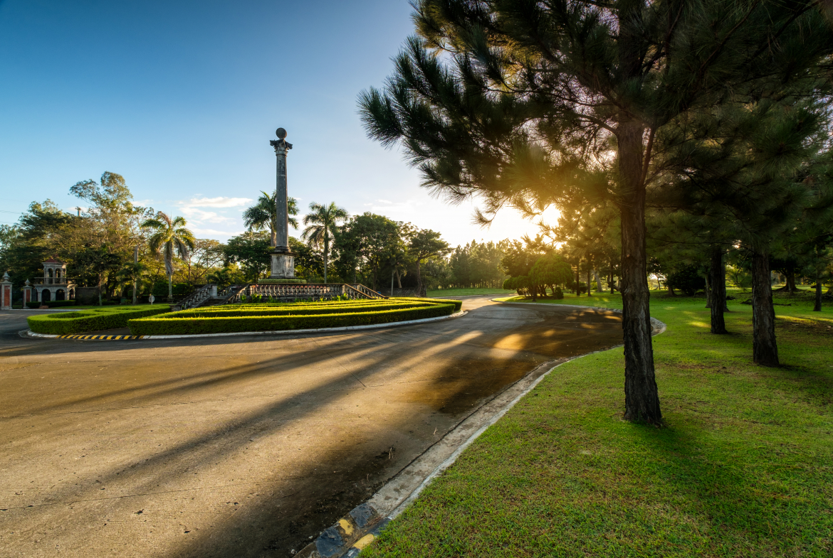 Road at the entrance of Promenade with an overview of Obelisk