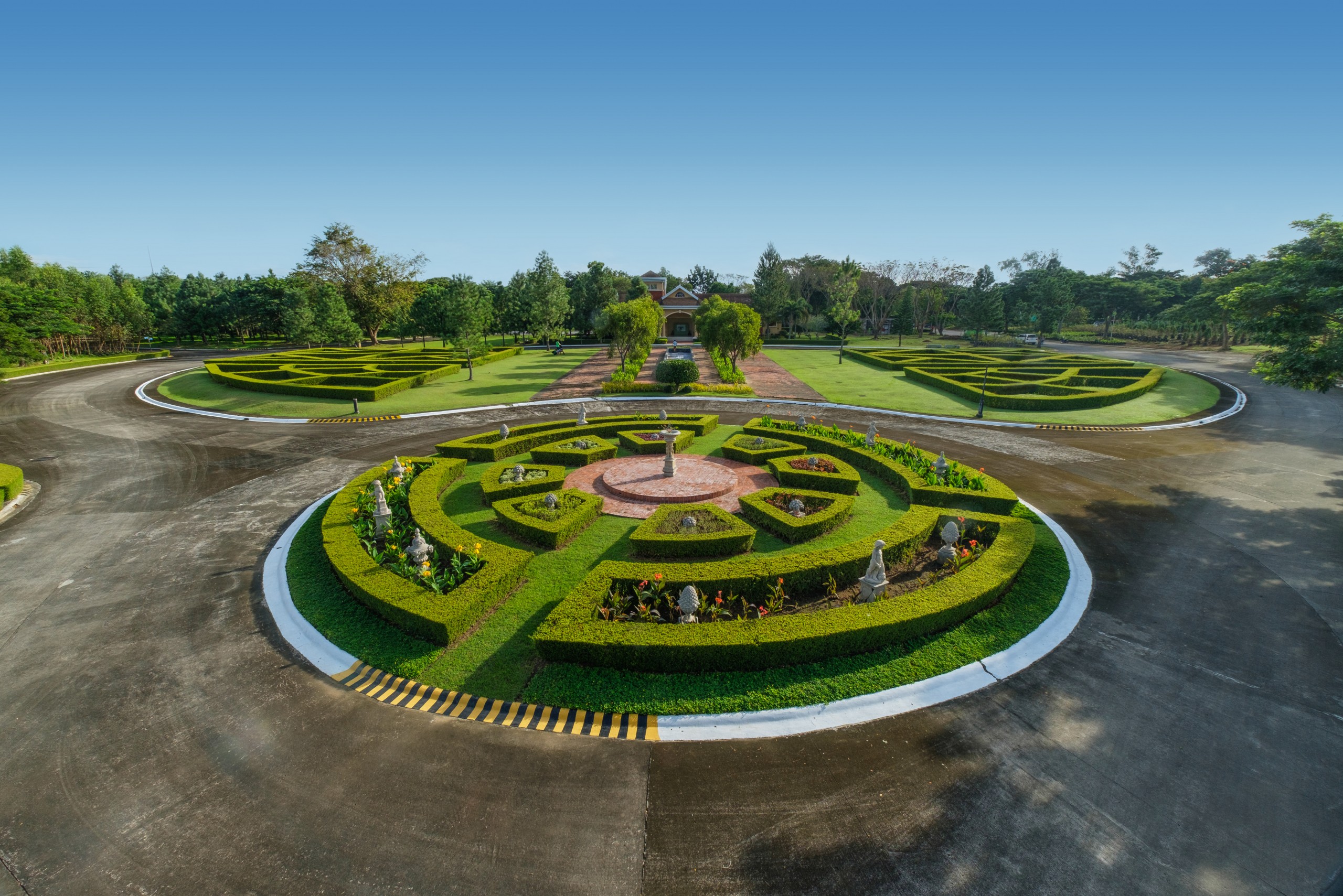 Fenced maze garden within Promenade