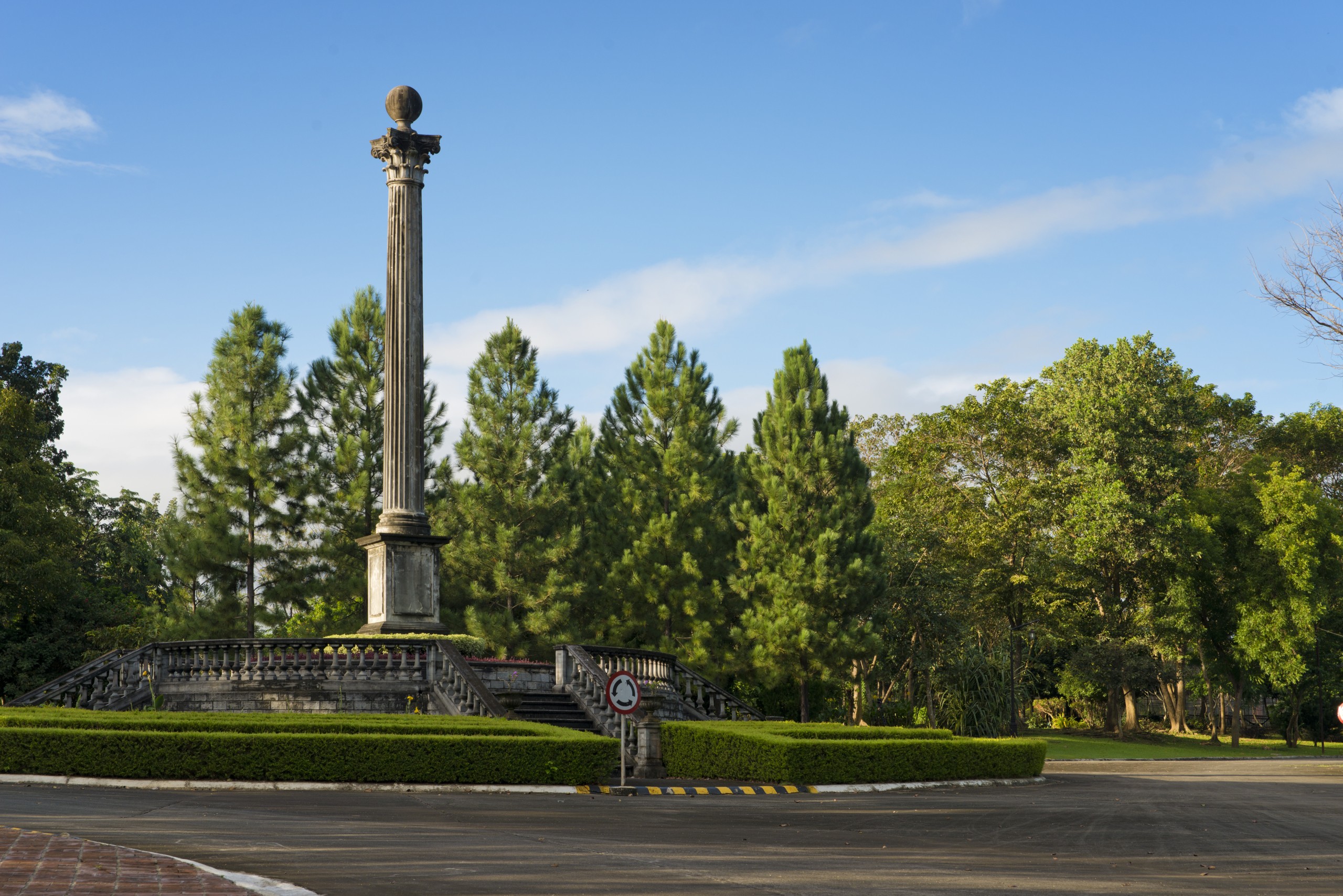 World-class Obelisk masterpiece at the entrance of Promenade