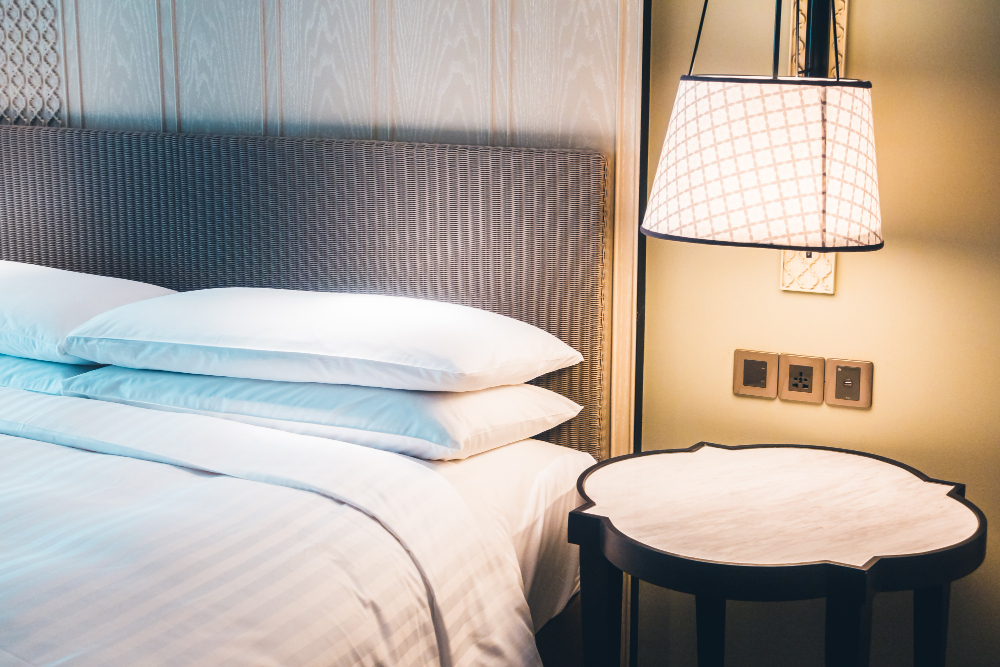modern-and-sleek-luxury-bedroom-lights-luxurious-design