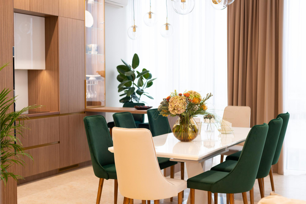 white-walls-in-dining-area-with-dining-table